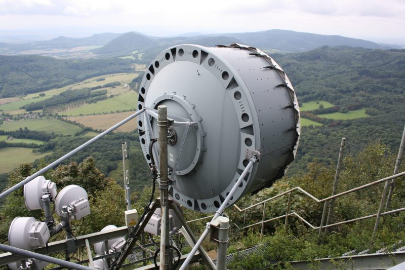 Milesovka 837 m satelity s vyhledem do krajiny scaled